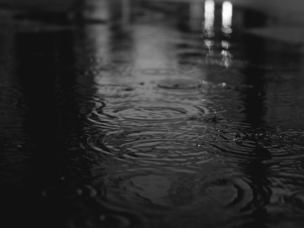 太阳光能照到银河系外吗？昨晚散步时我突然想起这个蠢问题