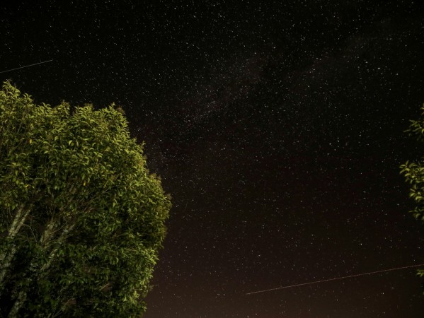 那天晚上，我盯着三颗星星的遗照发了很久的呆