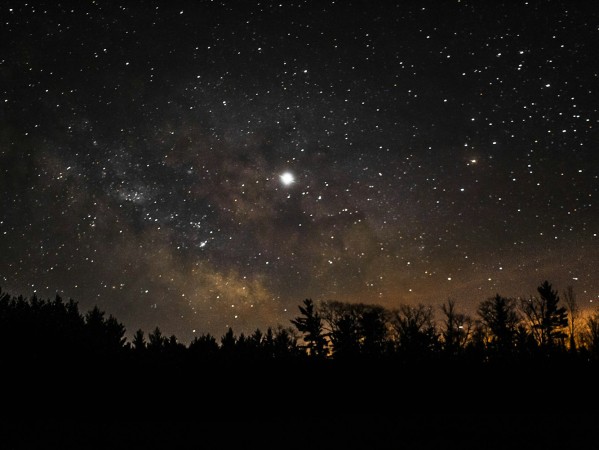 上次在郊外看星星，朋友突然问我，银河系到底是不是螺旋状的？