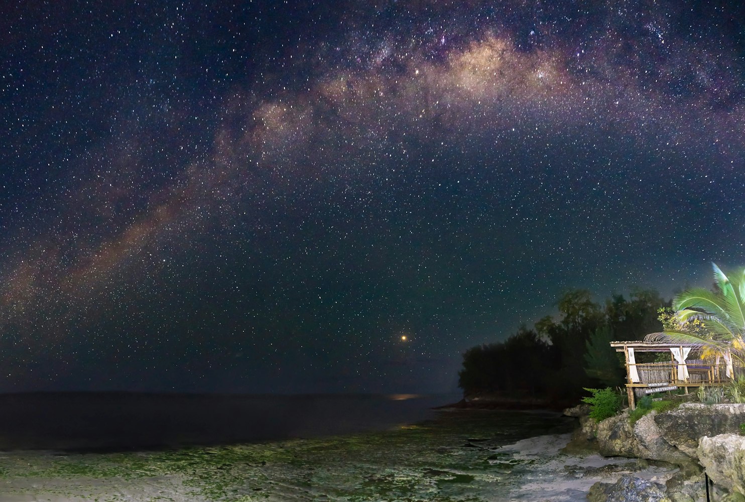 八月的银河系，我家阳台上的那条夏夜天桥