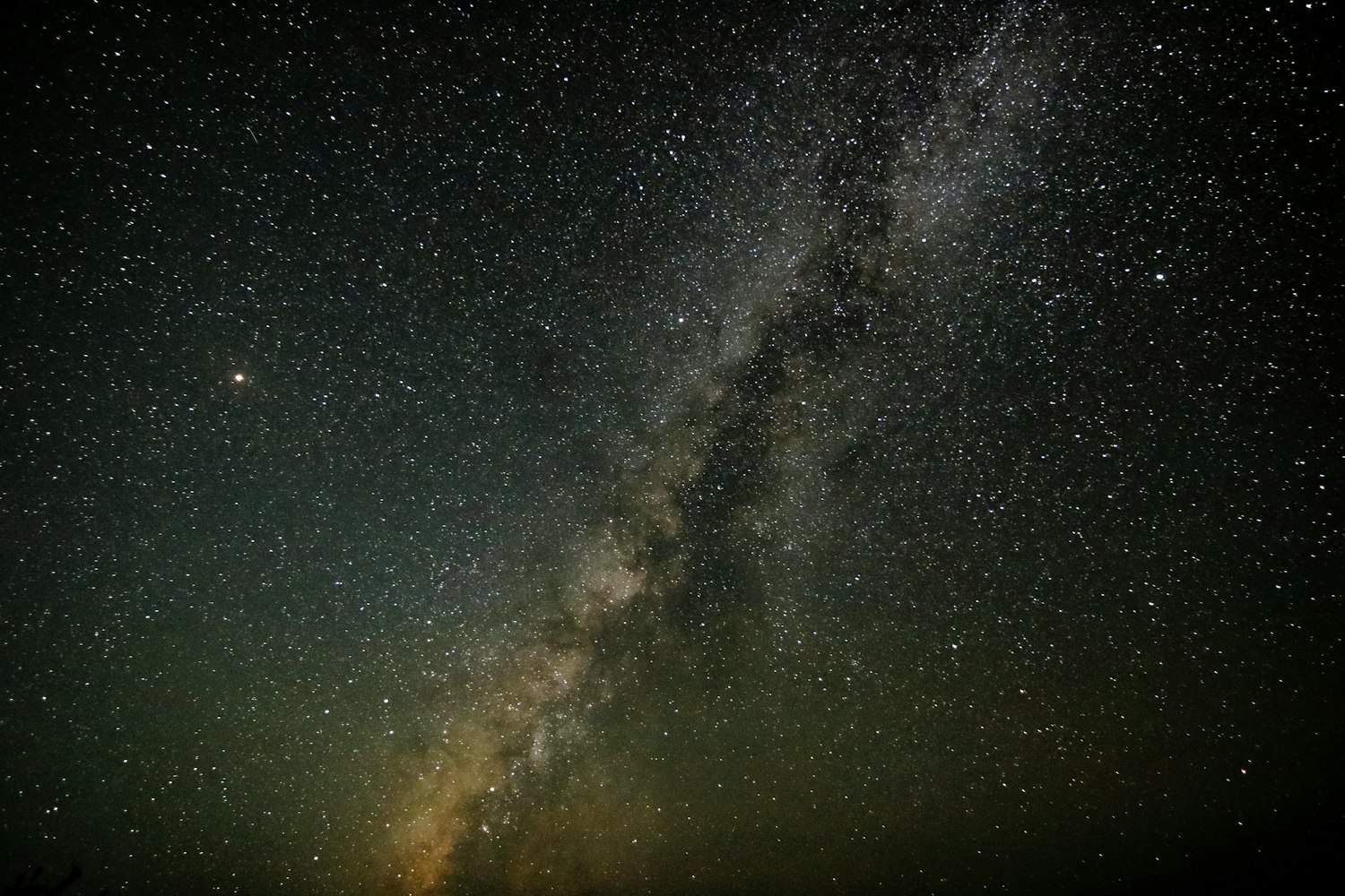 夜里看见银河系两个星系抱在一起,突然觉得宇宙也没那么冷 夜里看见银河系两个星系抱在一起,突然觉得宇宙也没那么冷