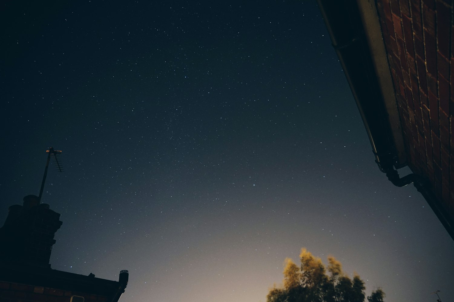 晚上和孩子看星星，他问我，咱们家到底住在宇宙的哪个小区？