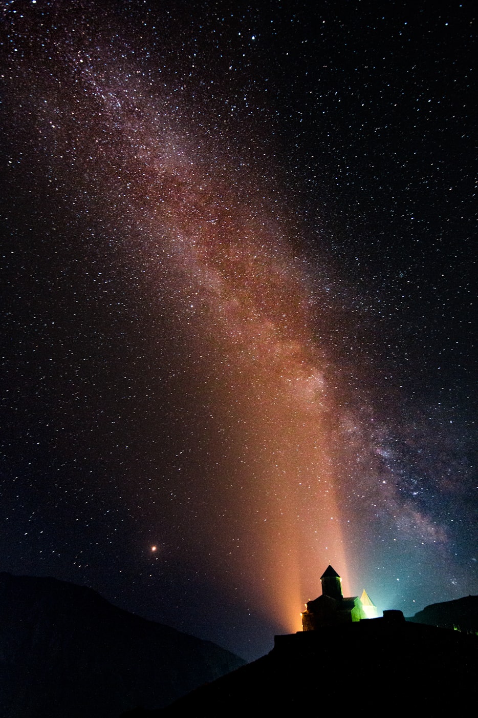 散是满天星，聚是银河系，我们都在彼此看不见的地方发着光