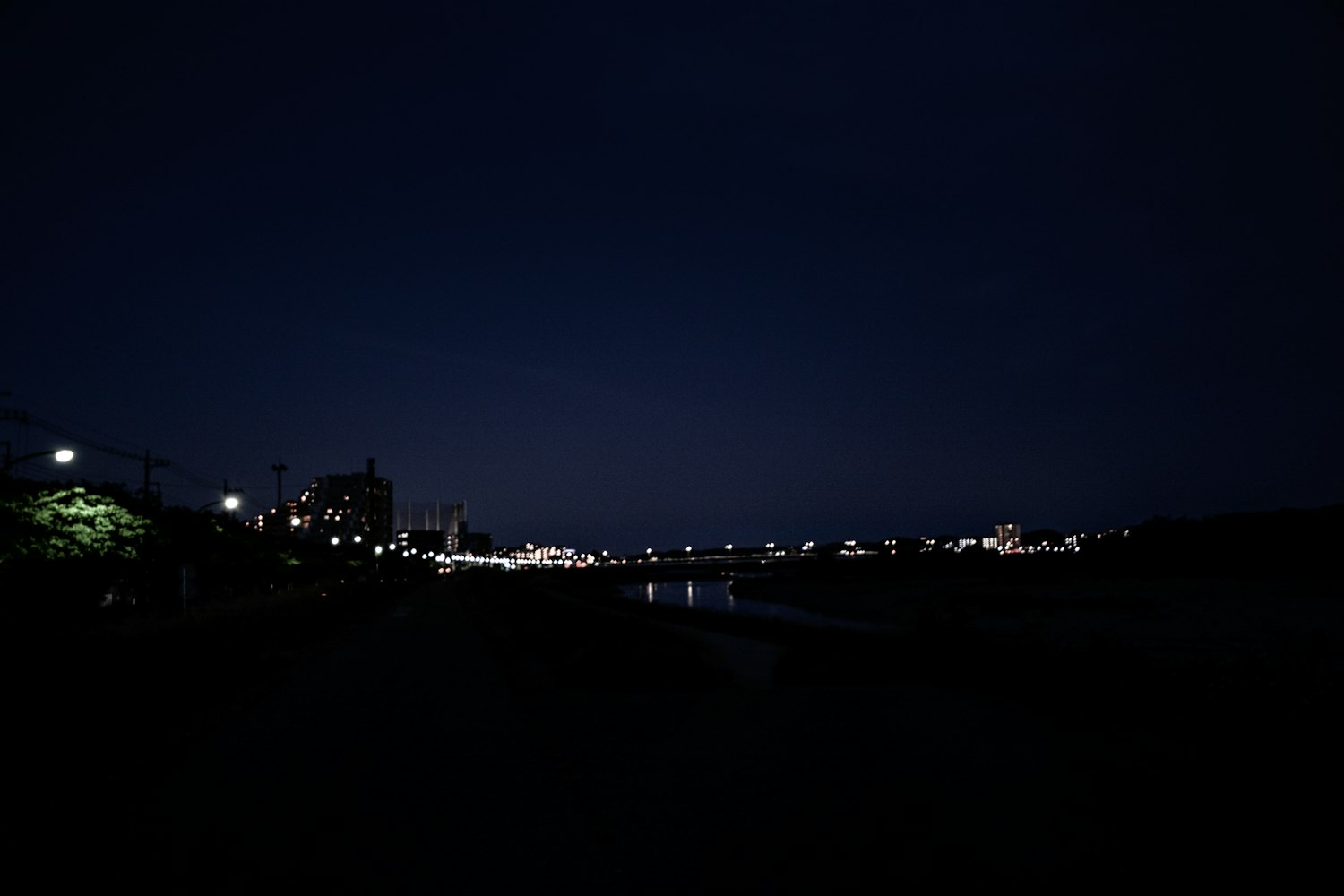 半夜搜索萌出银河系小说百度云时，我到底在找什么